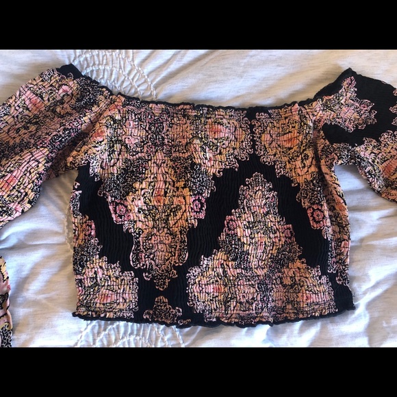 Smocked crop top with flowy sleeves - Picture 2 of 3